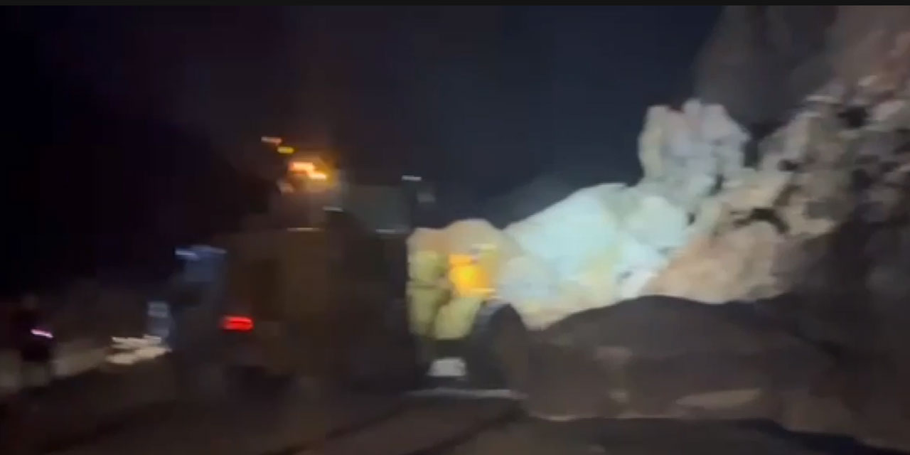 Artvin-Ardahan kara yolunda heyelan