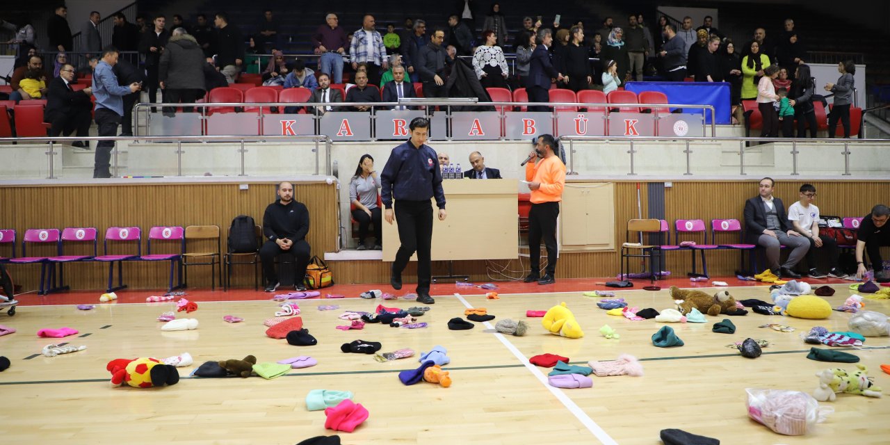 Depremzede Çocuklar İçin Sahaya Oyuncak, Atkı Ve Bere Attılar