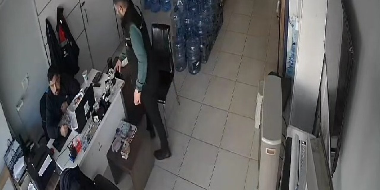 Boğazına Yiyecek Takılan Arkadaşını 'Heimlich Manevrası' İle Kurtardı