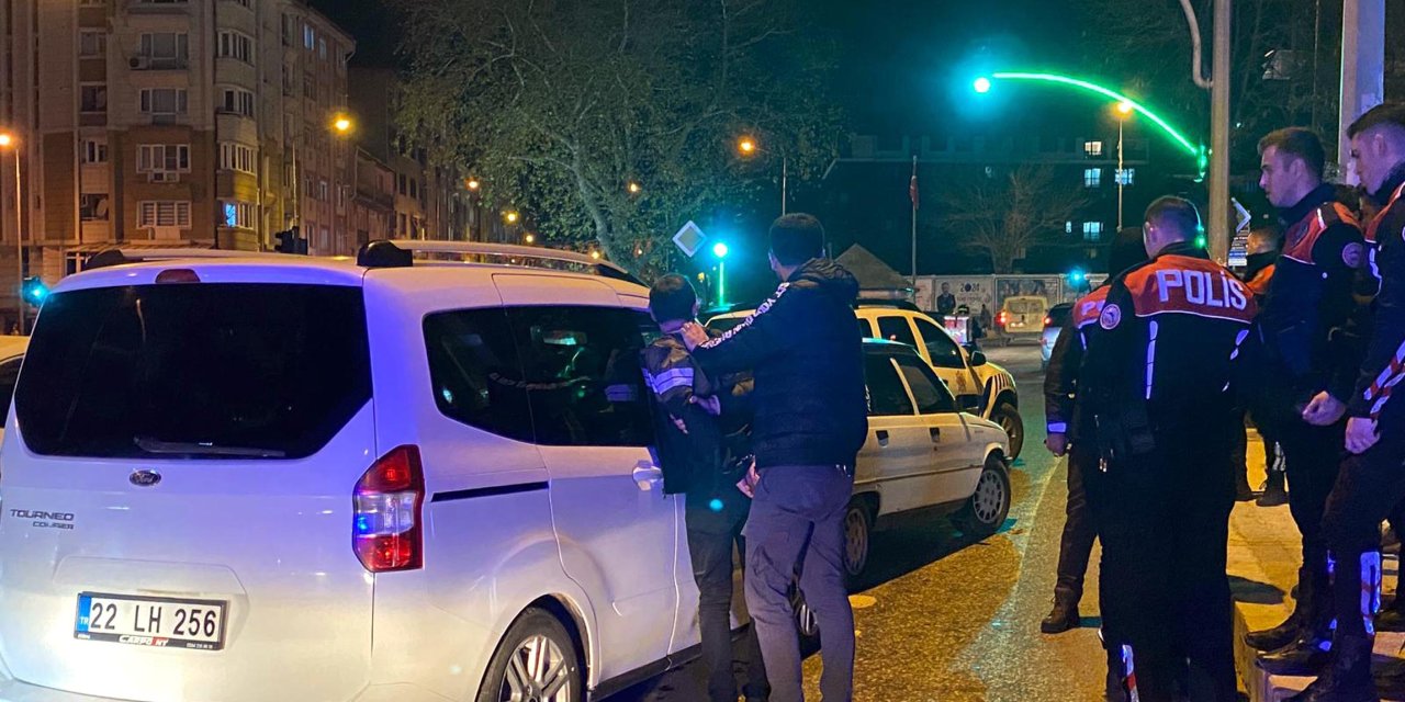 'Dur' İhtarına Uymayan Sürücü, Otomobiliyle Polis Aracına Çarptı; 2.11 Promil Alkollü Çıktı