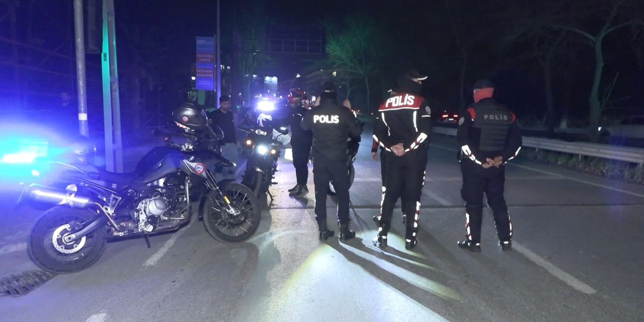 Eyüpsultan'da Asayiş Denetimi; Araçtan Atılan Kanlı Silah Bulundu