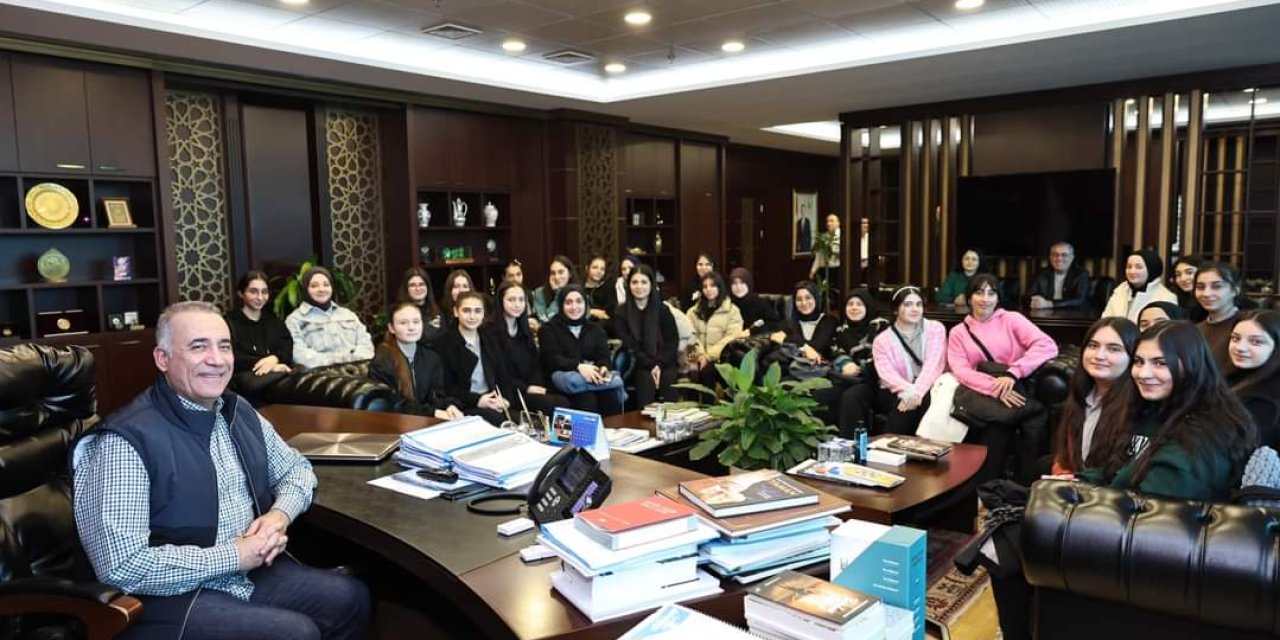 Sultangazi Belediye Başkanı Dursun: Gençlerimizin Fikirleri, Yapacağımız Projelere Şekil Veriyor