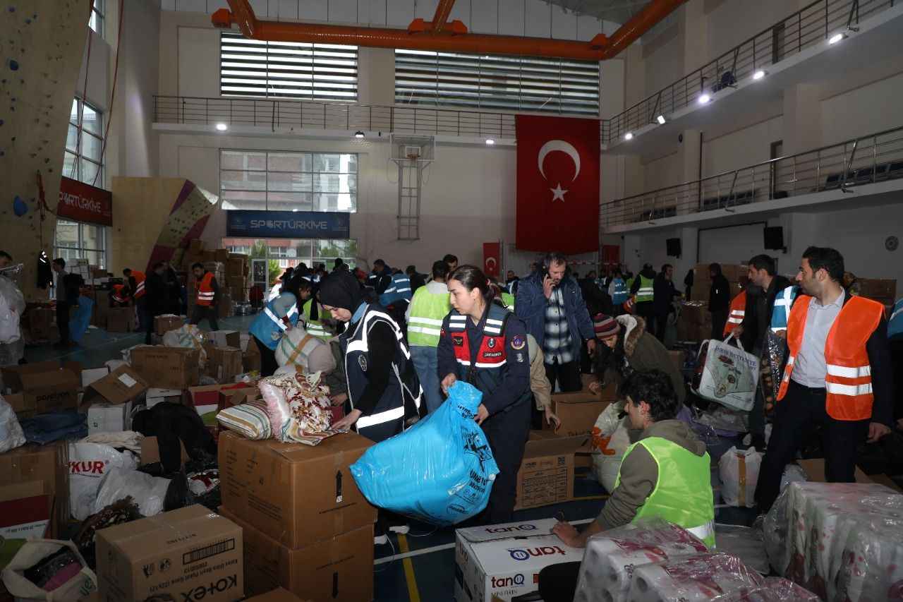 Rize’den Deprem Bölgesine Yardımlar Devam Ediyor