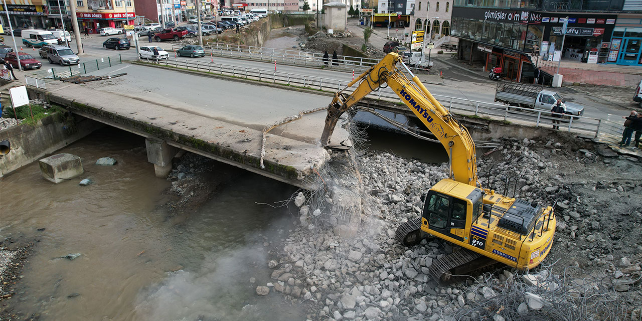 Çayeli'nde Şairler Deresi Islah Çalışmaları Kapsamında Araç Köprüsü Yıkılıyor