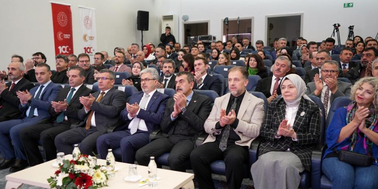 Bakan Tekin, Kısa Film Yarışmasında Dereceye Girenlere Plaket Verdi