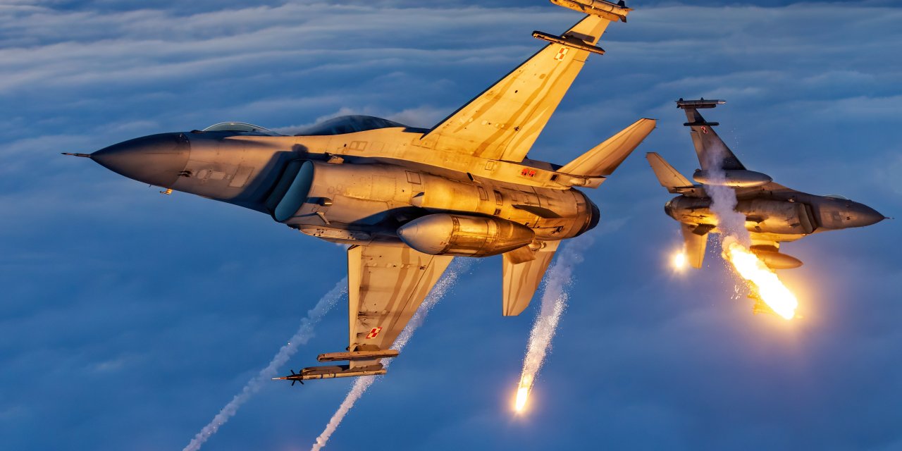 Türk Fotoğrafçı İle Türk F-16'ların Fotoğrafı Finalde