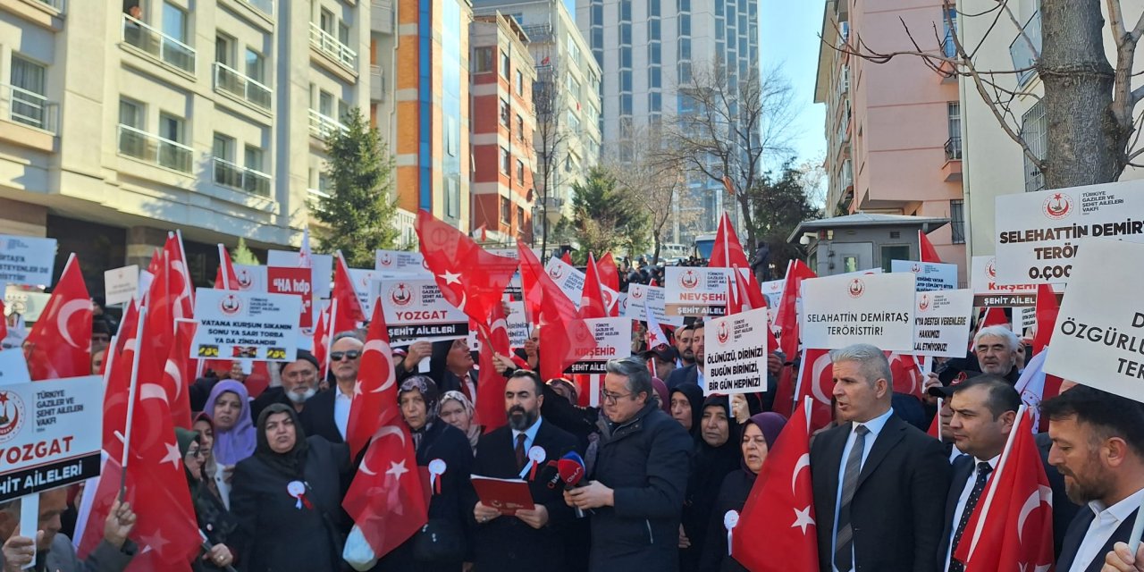 Şehit Aileleri, Dem Parti Önüne Terörist Fotoğraflı Ceset Torbası Bıraktı