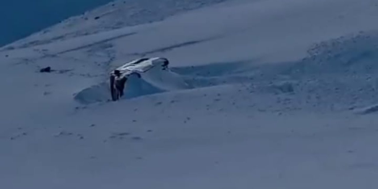 Van- Bahçesaray Karayolunda Terk Edilen 2 Araç, Çığ Altında Kaldı