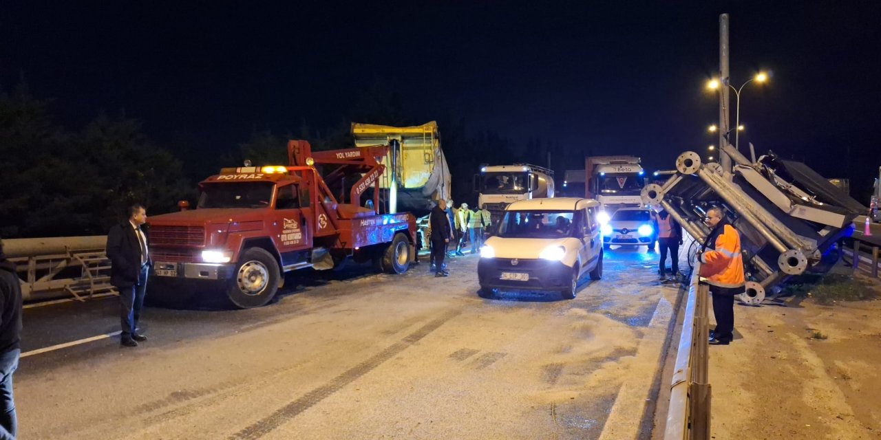 Tem'de Tır'ın Açılan Damperi Tabelaya Çarptı; Ankara Yönü Ulaşıma Kapandı (2)