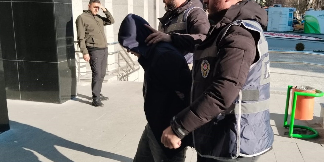 Tartıştığı Arkadaşını Bıçaklayarak Öldürdü