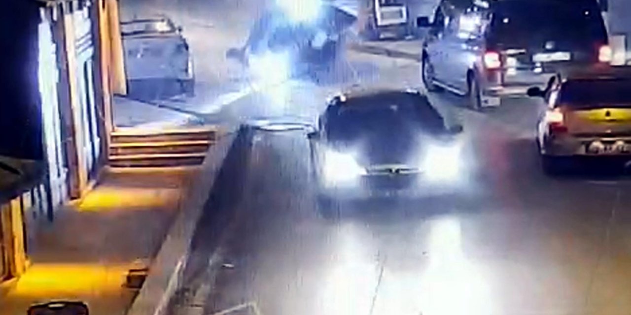 Takla Atıp, Çay Ocağının Camekanına Çarpan Otomobilin Sürücüsü Yaralandı; Kaza Anı Kamerada (2)