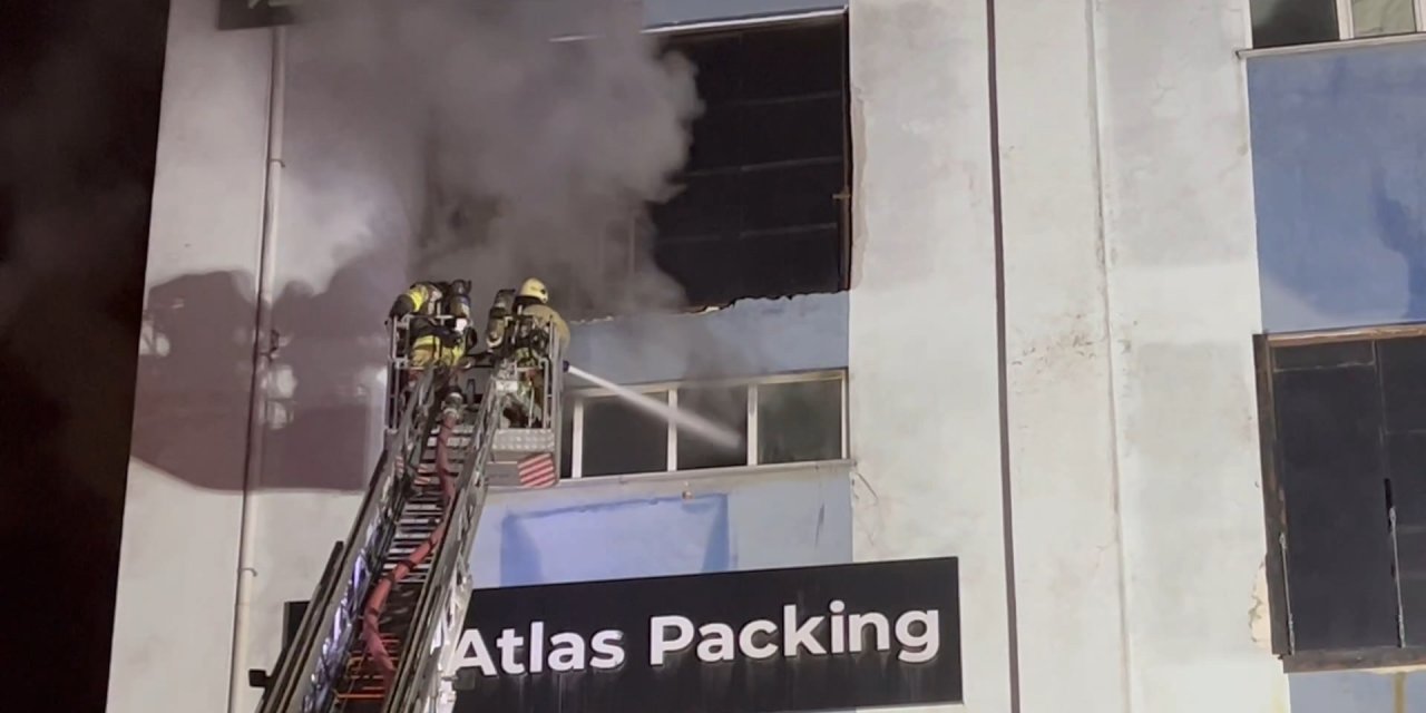 Beylikdüzü'nde Boya Atölyesinde Korkutan Yangın