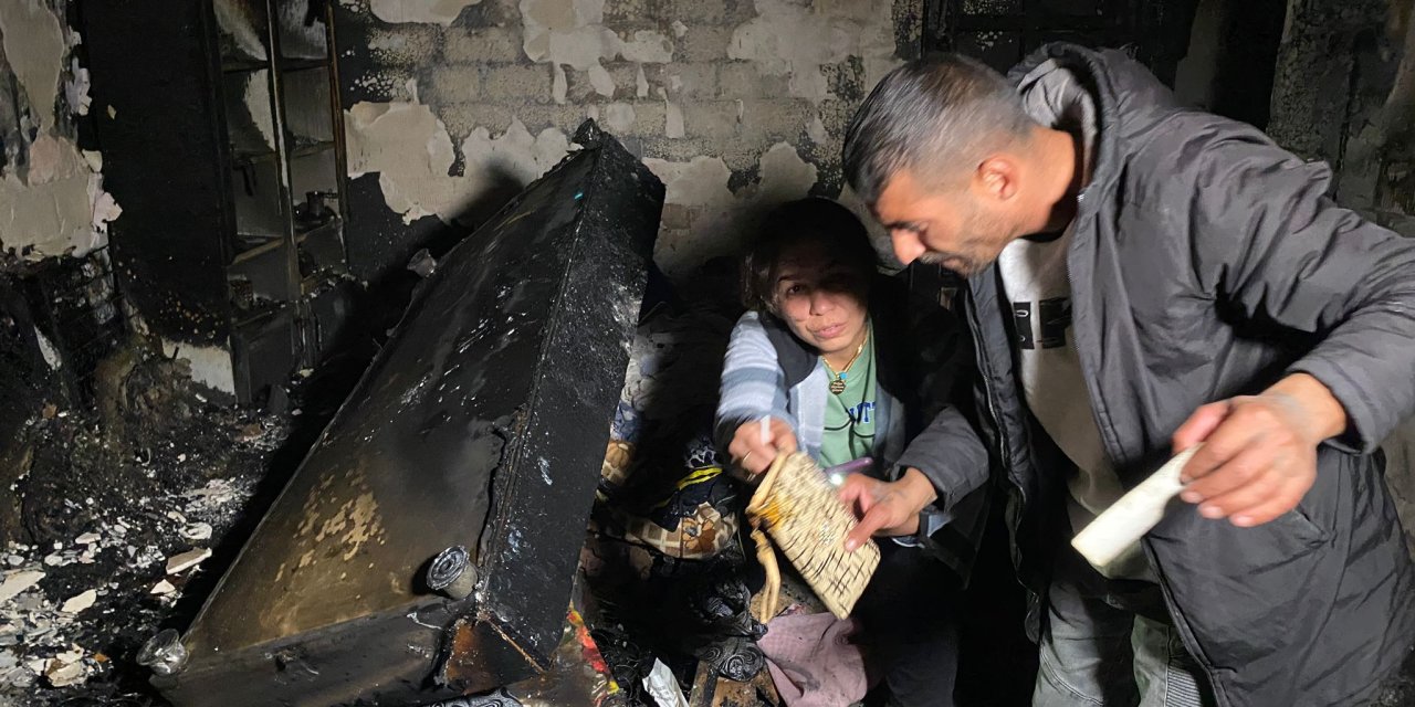 Yanan Evlerinde, 3'ünü De Sma'dan Kaybettikleri Çocuklarının Fotoğraflarını Aradılar