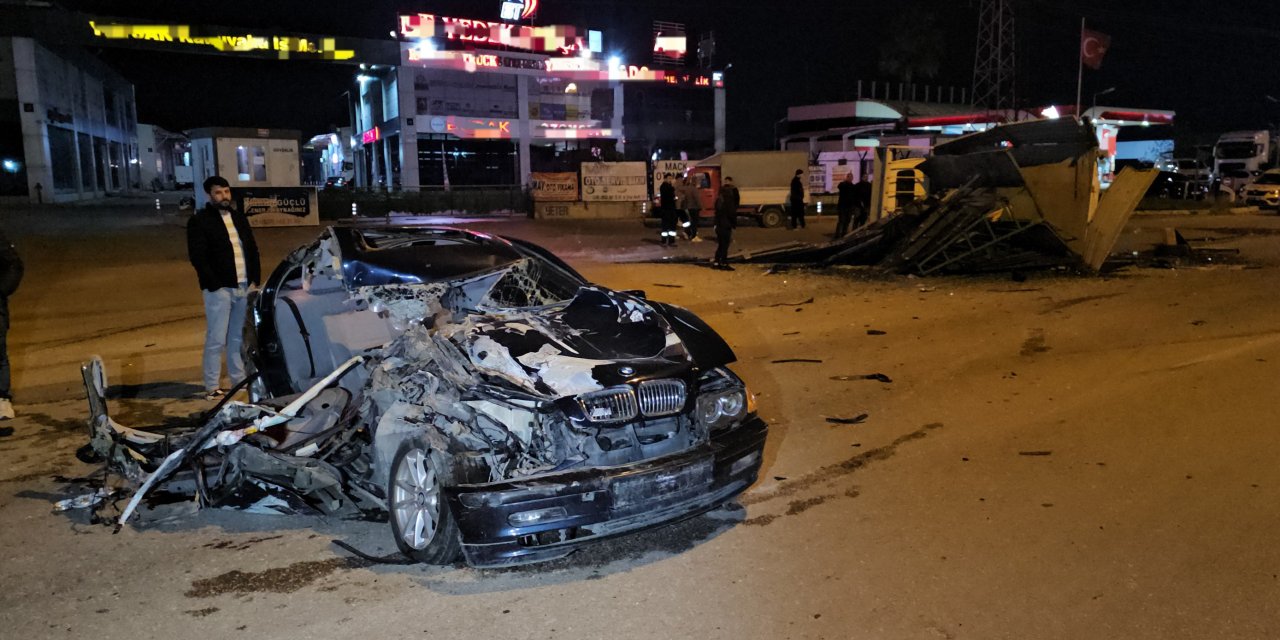 Adana'da Otomobil İle Kamyonet Çarpıştı: 1 Ölü, 3 Yaralı