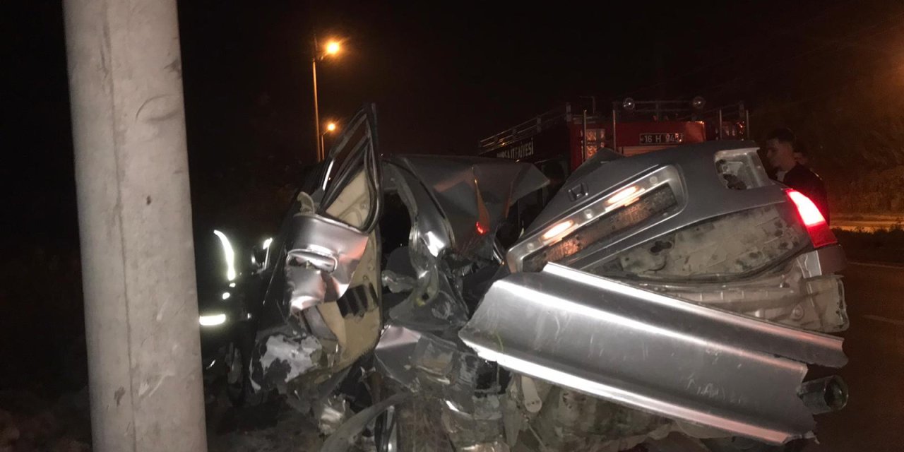 Beton Aydınlatma Direğine Çarpan Otomobilin Sürücüsü Ağır Yaralandı