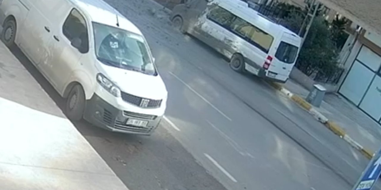 Pendik'te Hafriyat Kamyonu Beton Saçtı, Araçlar Zarar Gördü