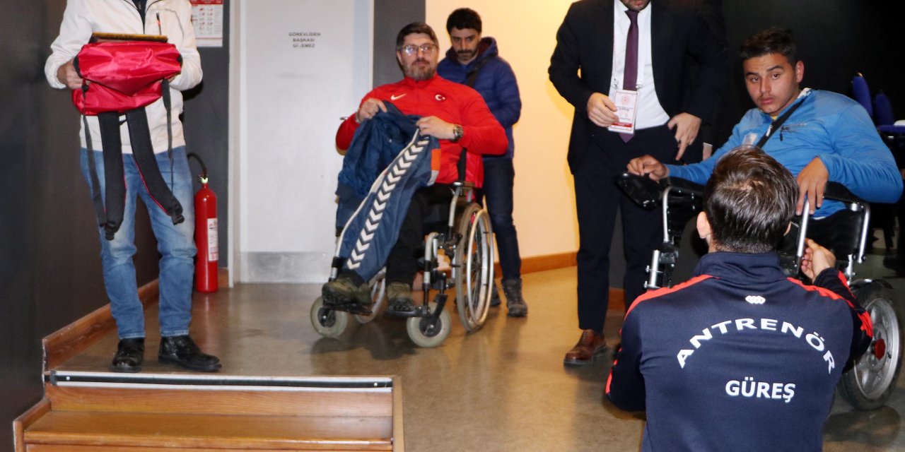 Engelli Şampiyonlara Ödül Töreninde Merdiven Engeli