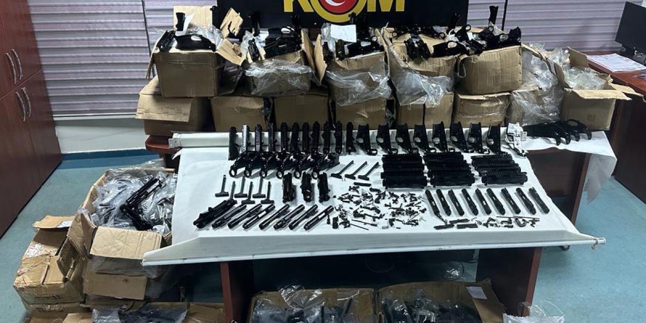 Tır'da 2 Bin 420 Silah Parçası Ele Geçirildi