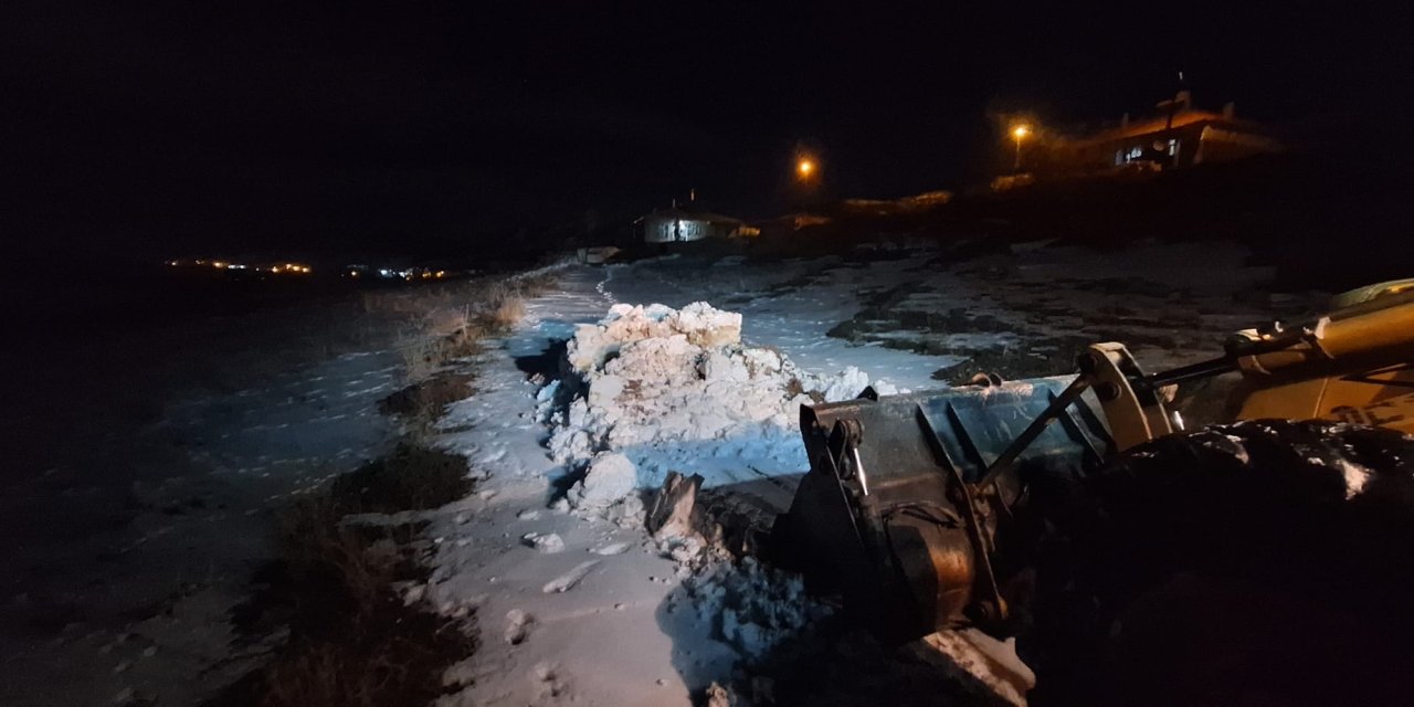 Rüzgarın Savurduğu Kar, 3 Mahalle Yolunu Ulaşıma Kapattı