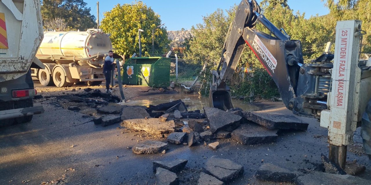Bodrum'da Ana Su İsale Hattı Patladı, Yol Trafiğe Kapandı