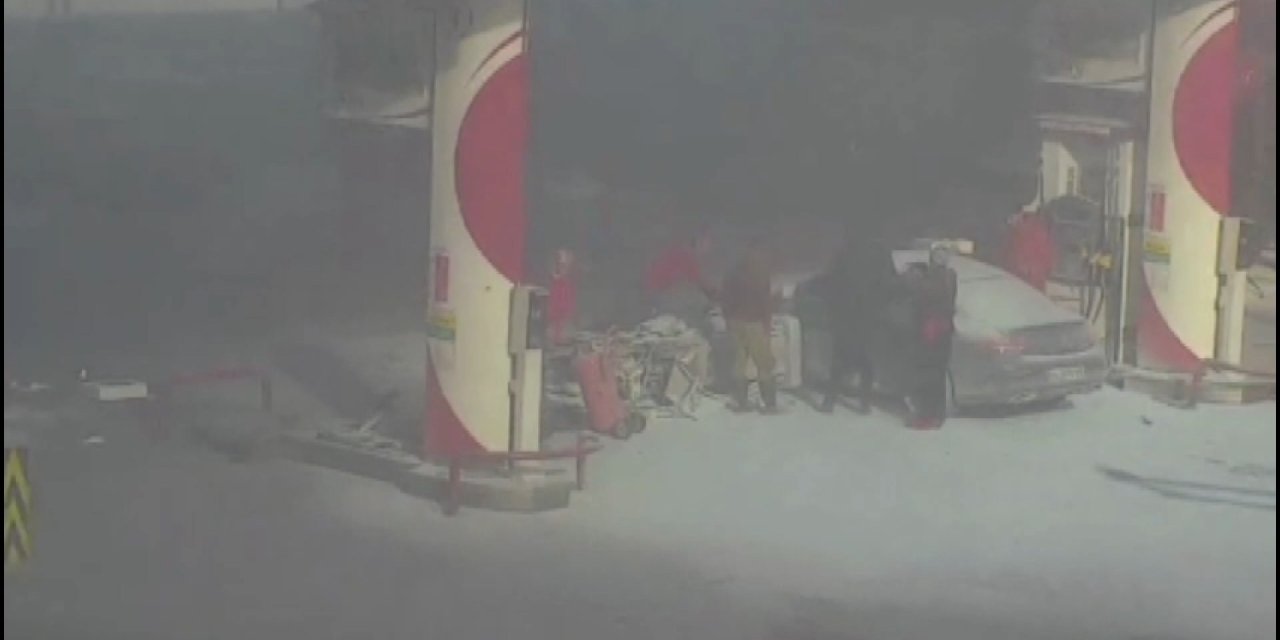 Eyüpsultan'da Akaryakıt İstasyonunda Pompaya Otomobil Çarptı - 1