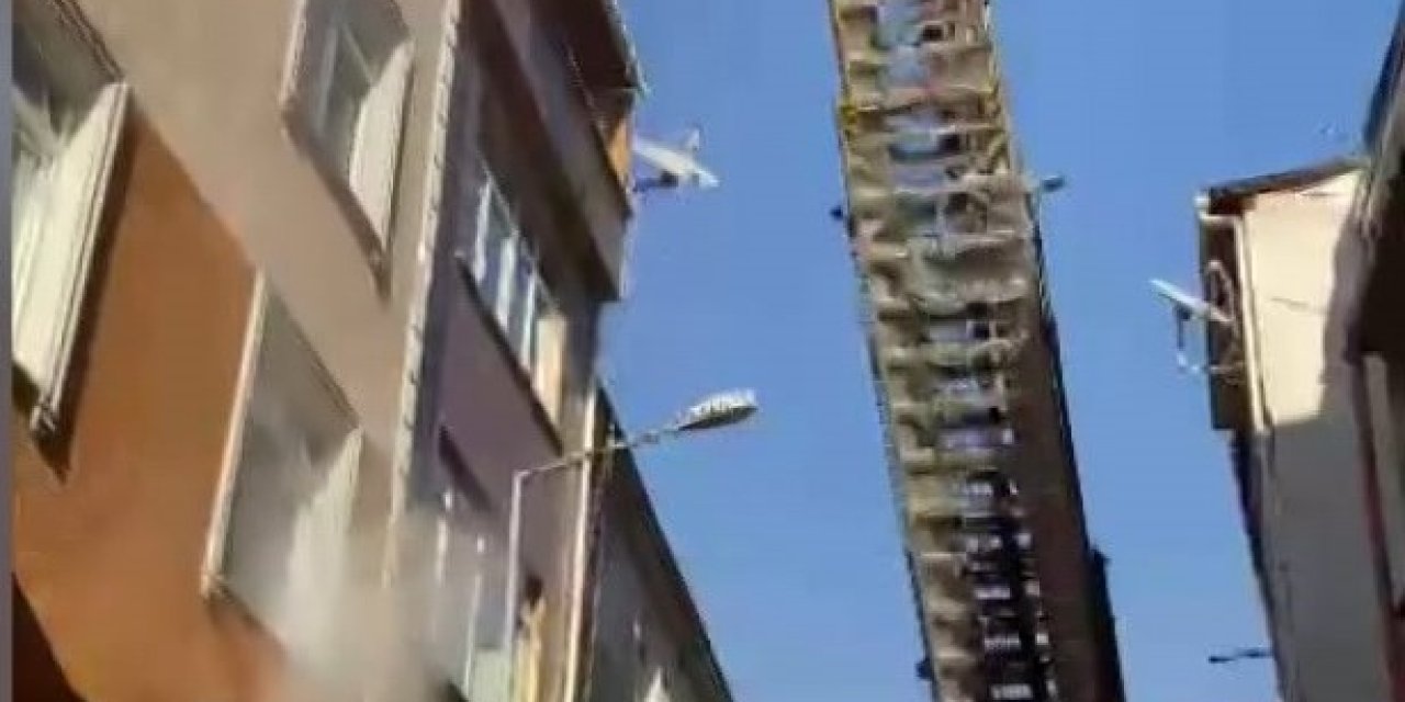 Kağıthane'de Yangında Mahsur Kalan 3 Kişiyi İtfaiye Kurtardı