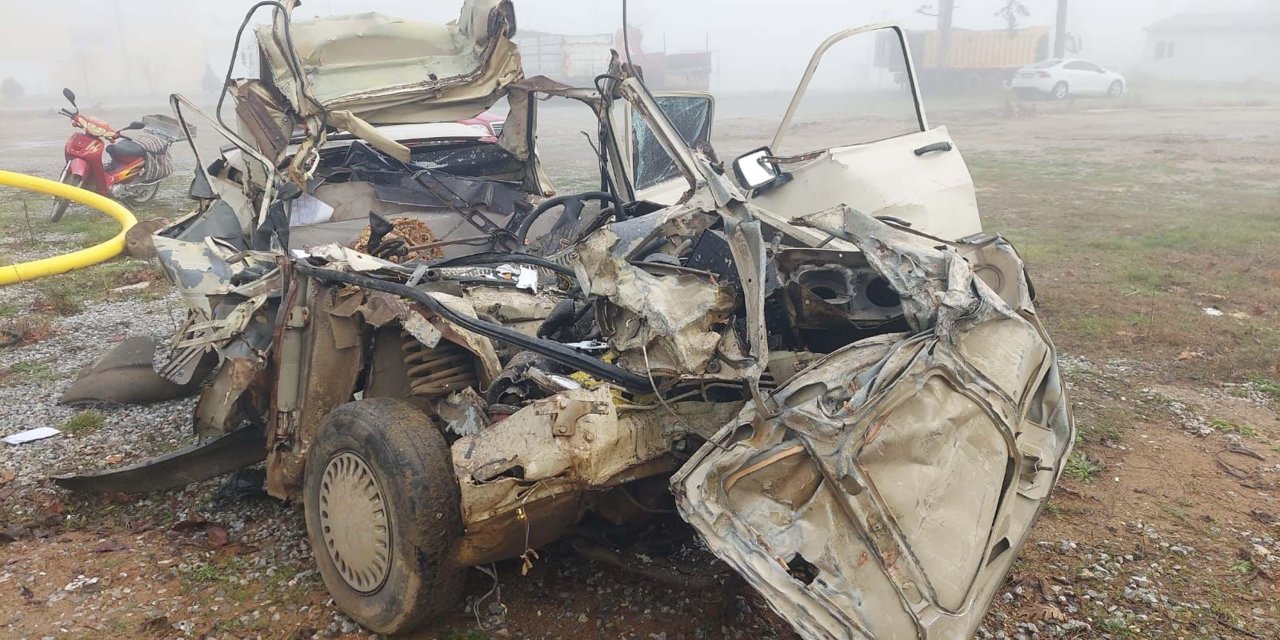 Çanakkale'de Otomobil Çekiciye Çarptı; 2 Ölü