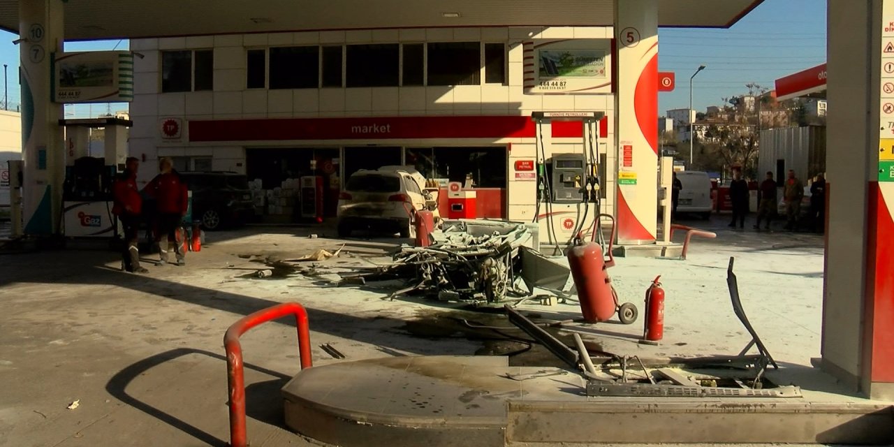 (Geniş Haber) Eyüpsultan'da Akaryakıt İstasyonunda Pompaya Otomobil Çarptı