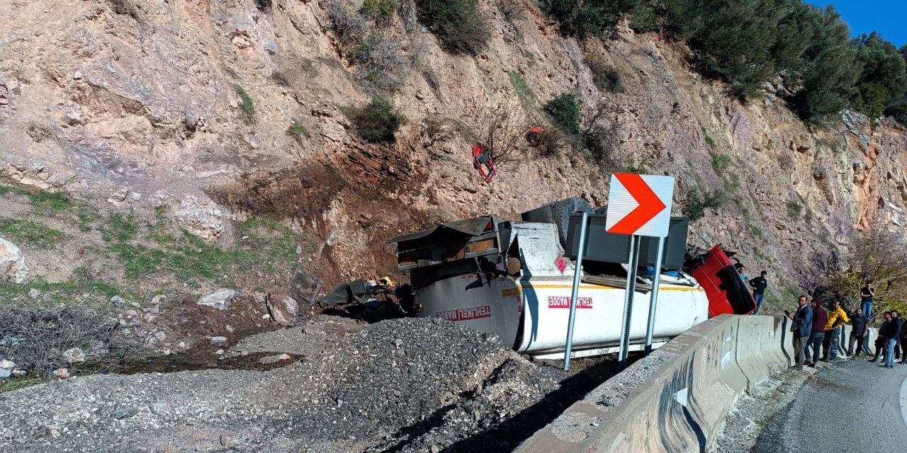 Şarampole Devrilen Tankerin Şoförü Öldü
