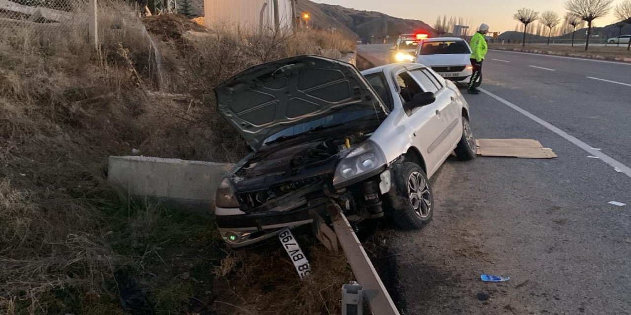 Sivas'ta, Bariyerlere Çarpan Otomobildeki 4 Kişi Yaralandı