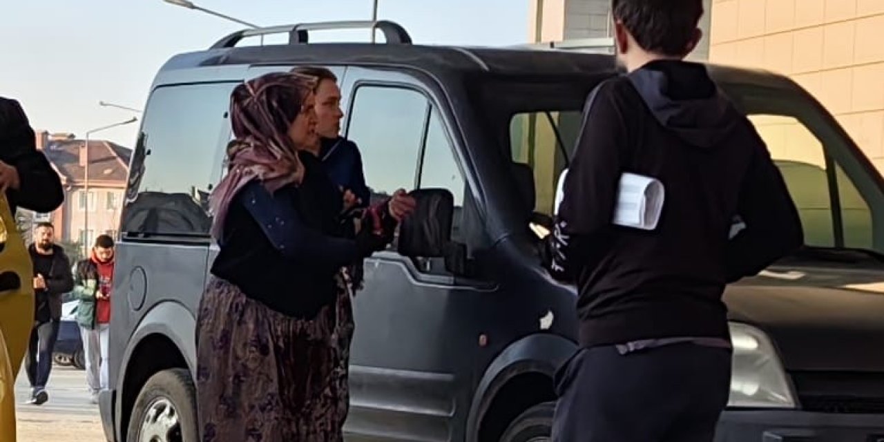 Motorlu Testere İle Odun Keserken Kendisine Yardım Eden Eşinin Kolunu Kesti