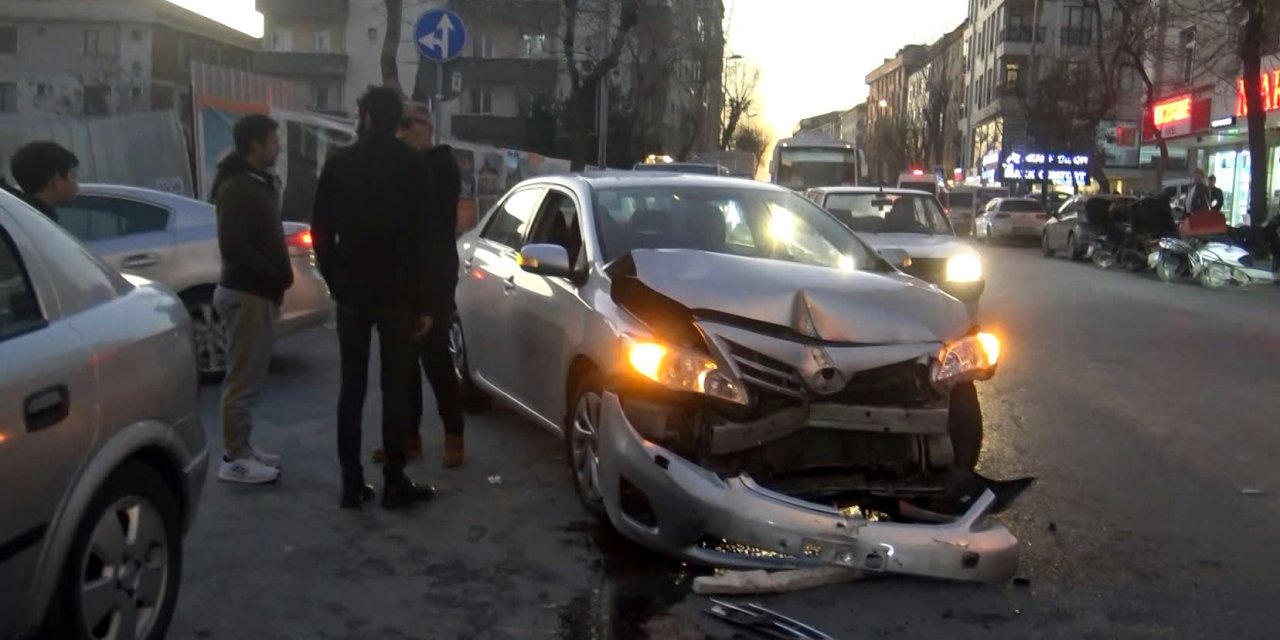 Avcılar'da Ters Yönden Gelen Otomobil Minibüse Çarptı: 3 Yaralı