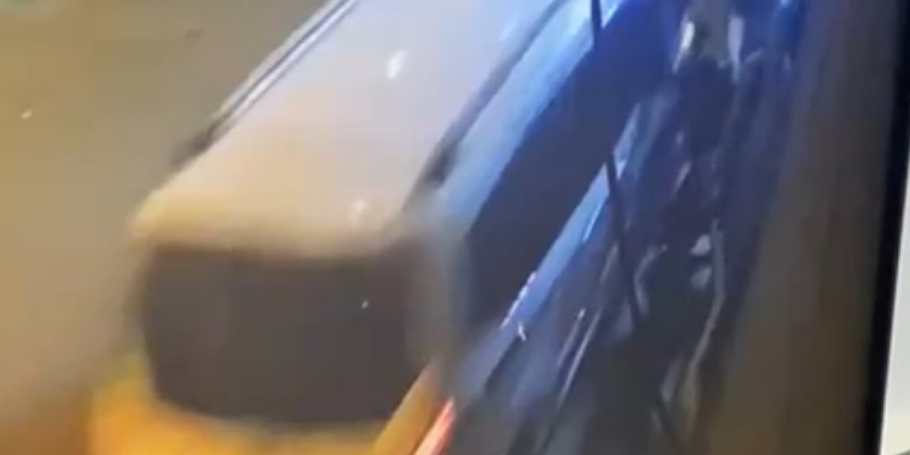 Mersin'de Hafif Ticari Aracın Kavga Eden Kalabalığa Çarpma Anı Kamerada; 2 Yaralı