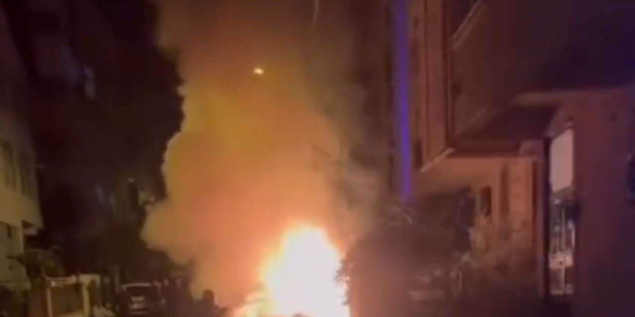 Kartal'da, Park Halindeki Otomobil Alev Alev Yandı