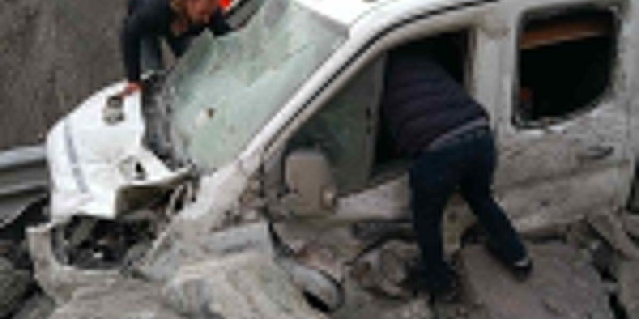 Hakkari-van Kara Yolunda Heyelan; Kamyonetteki 3 Kişi Yaralandı