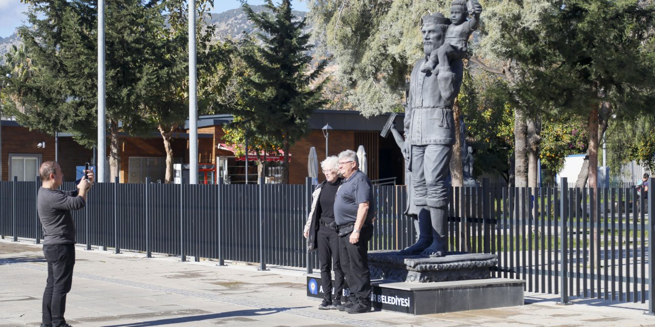 Demre Nüfusunun 7 Katı Turist, 'Noel Baba' İçin Geldi