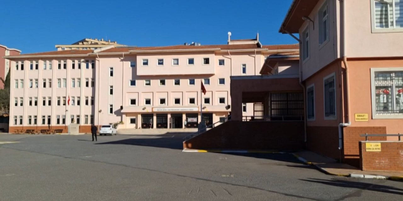 Pendik'te Lise Tuvaletinde Kız Öğrencilerin Kavgası: 1 Öğrenci Bıçaklandı