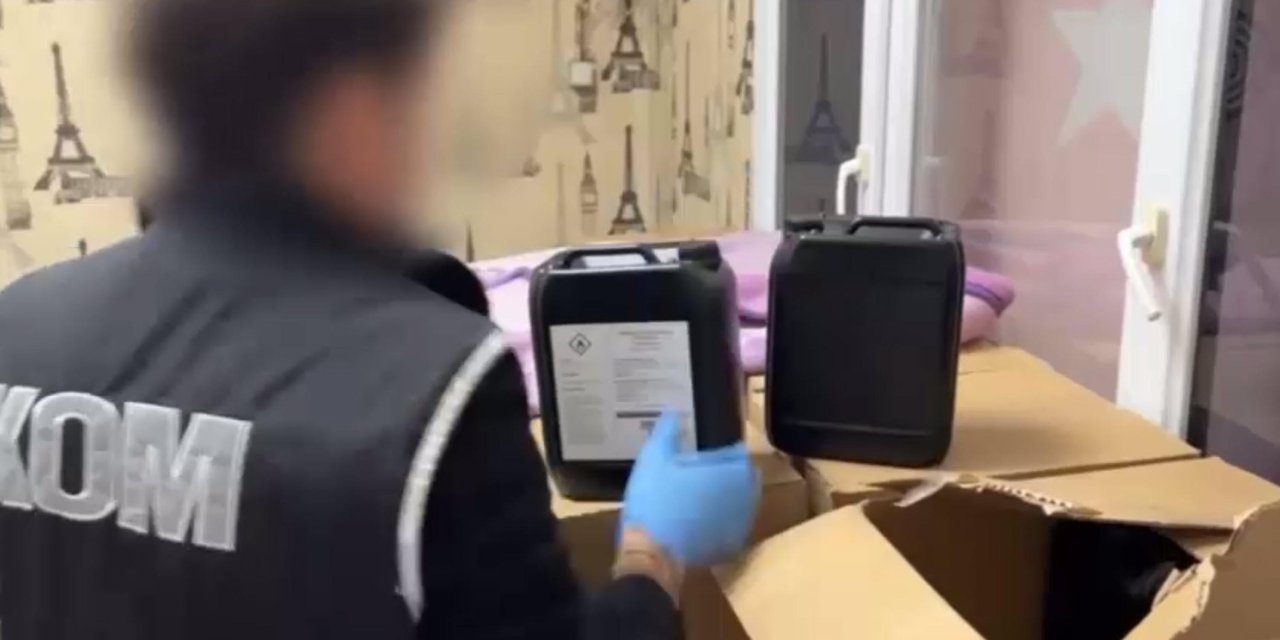 İzmir'de Yılbaşı Öncesi 3,7 Ton Taklit Etiketli Etil Alkol Ele Geçirildi