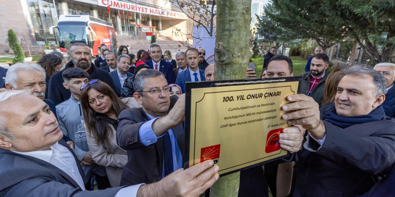 Özgür Özel, Parti Genel Merkezinin Bahçesine Çınar Ağacı Dikti