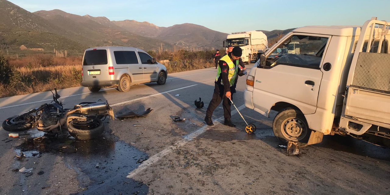İznik'te, Kamyonete Çarpan Motosikletli Öldü