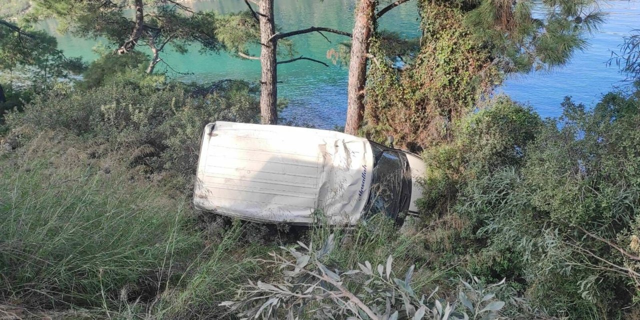Bodrum'da Kaza Yapan Minibüsteki 7 Kişiyi Denize Düşmekten Çam Ağacı Kurtardı