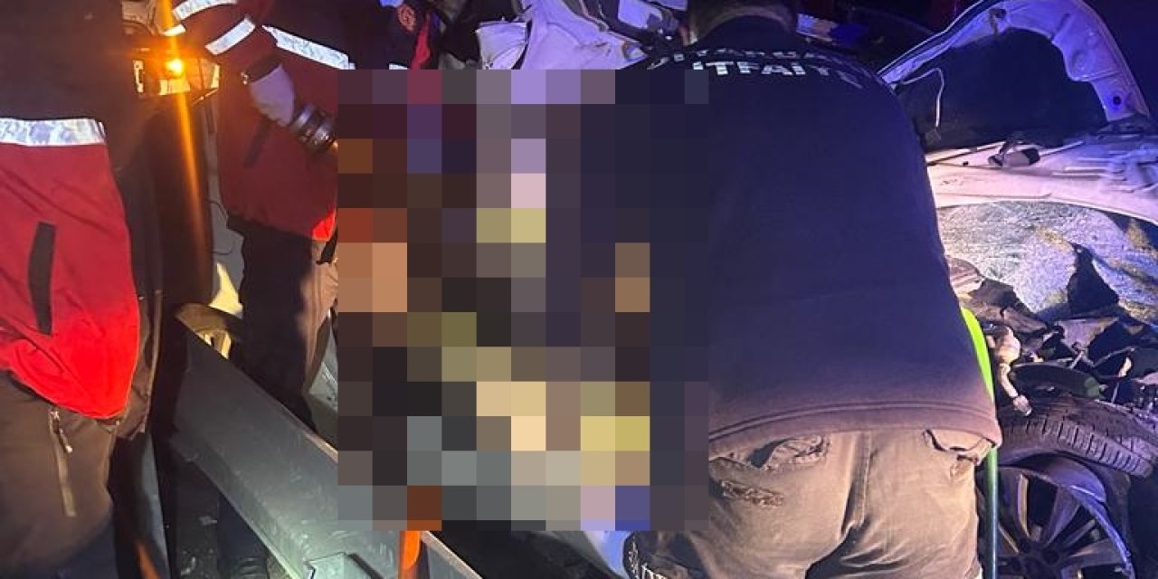 Diyarbakır'da Otomobil, Yol Kenarında Duran Kamyonete Çarptı: 3 Ölü, 4 Yaralı