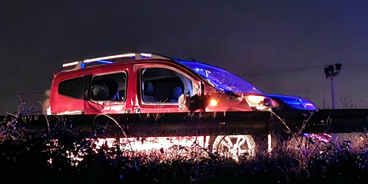 Hafif Ticari Araç Önce Tır'a, Ardından Bariyerlere Çarptı: 5 Yaralı