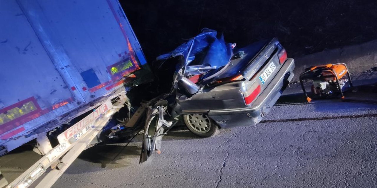 Mersin'de Otomobil, Tır'a Arkadan Çarptı: 2 Ölü