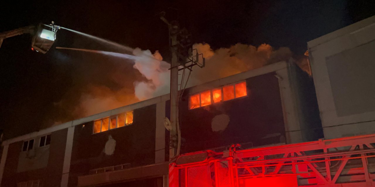 Bursa'da Mobilya İmalathanesinde Çıkan Yangın 1 Saatte Söndürüldü