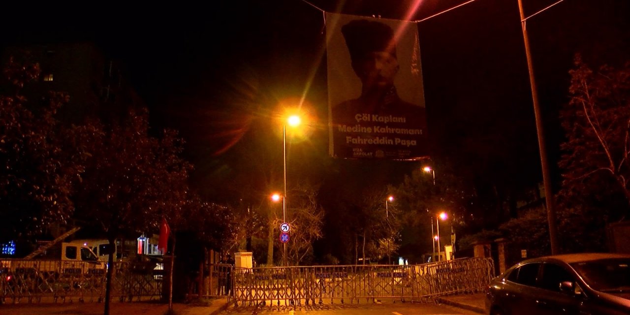 Beşiktaş Belediyesi, Suudi Arabistan Başkonsolosluğu'nun Bulunduğu Sokağa, 'Çöl Kaplanı Medine Kahramanı Fahreddin Paşa' Yazılı Pankartlar Astı