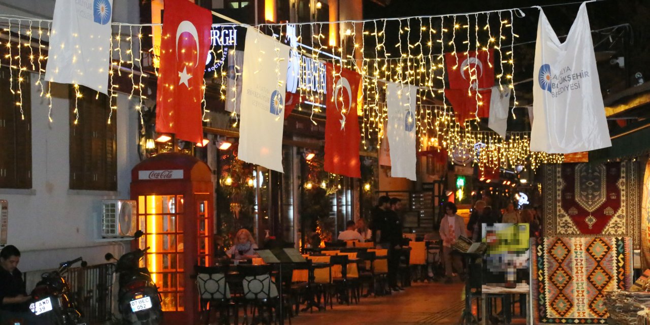 Antalya Kaleiçi Işıl Işıl Oldu, Sanatçılı Oteller Yok Sattı