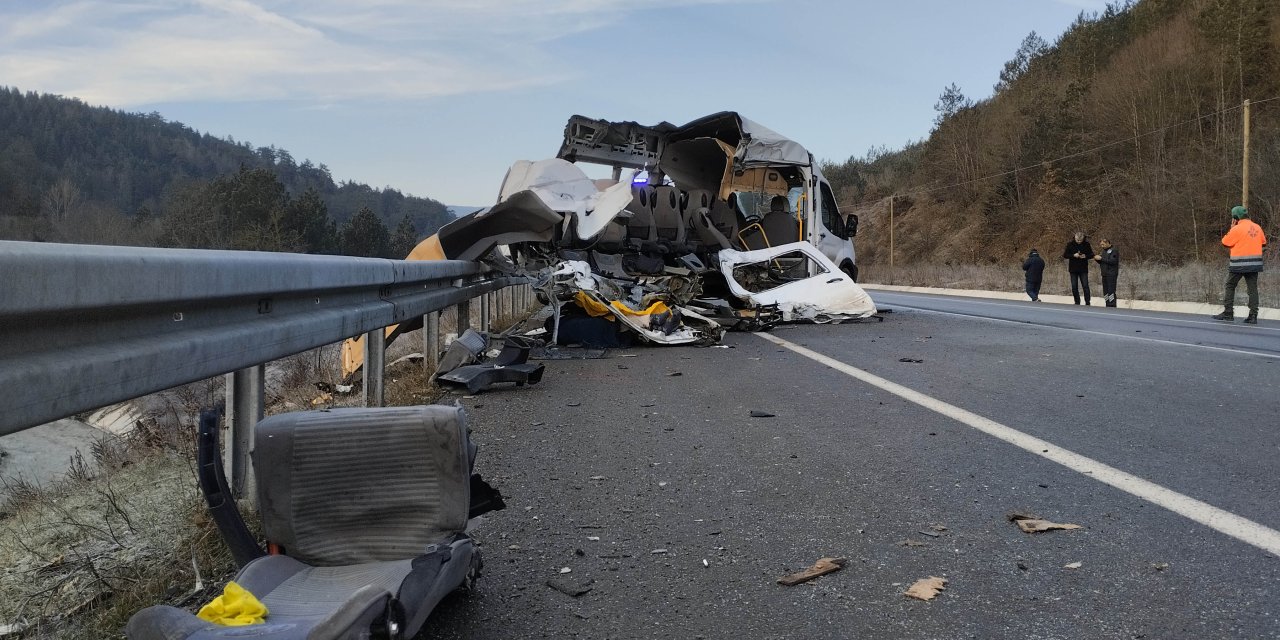 Yem Kamyonu Yolcu Minibüsüne Çarptı; 1 Ölü, 4 Yaralı
