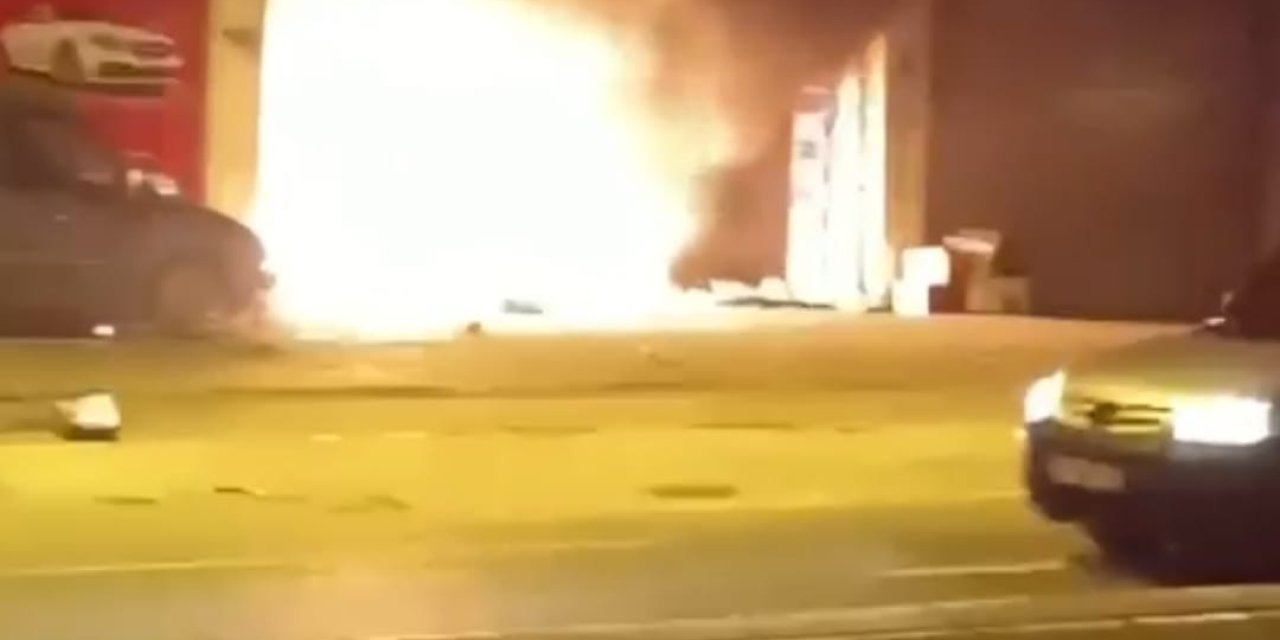 Pendik'te Oto Tamirhanesinde Yangın Çıktı; 4 Otomobil Kullanılamaz Hale Geldi