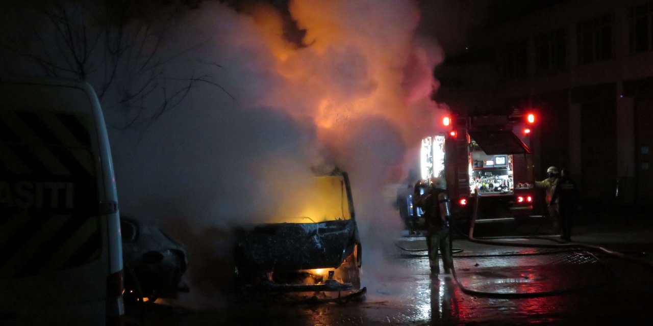 Kartal'da Servis Otoparkında Yangın Çıktı; Karavan Ve 3 Otomobil Yandı